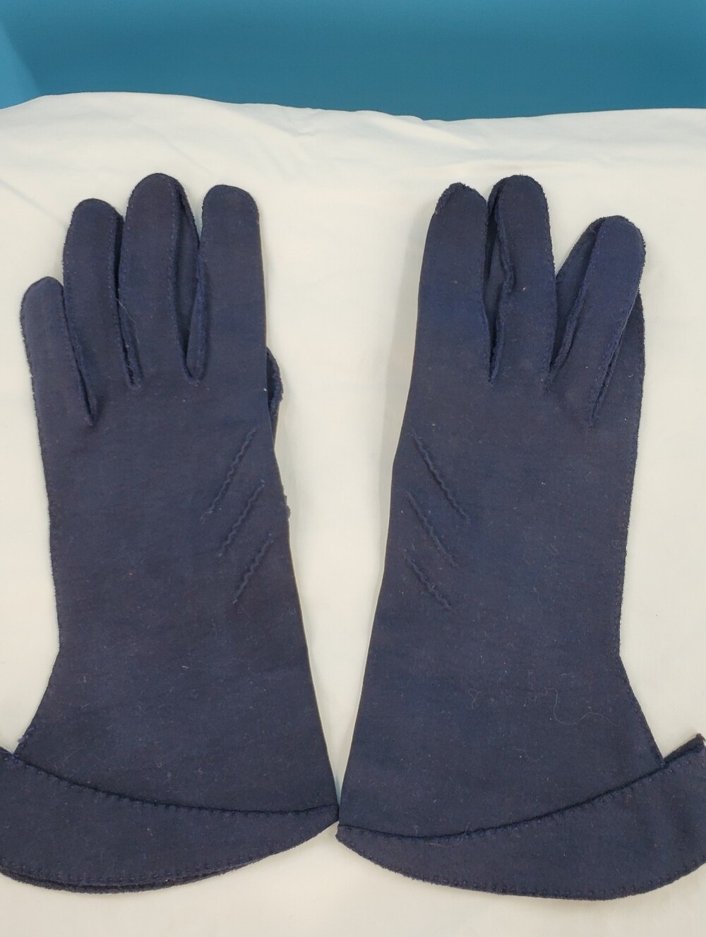 Vintage mid-50s navy gloves